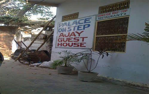 Dwivedi Palace On Steps Hotel