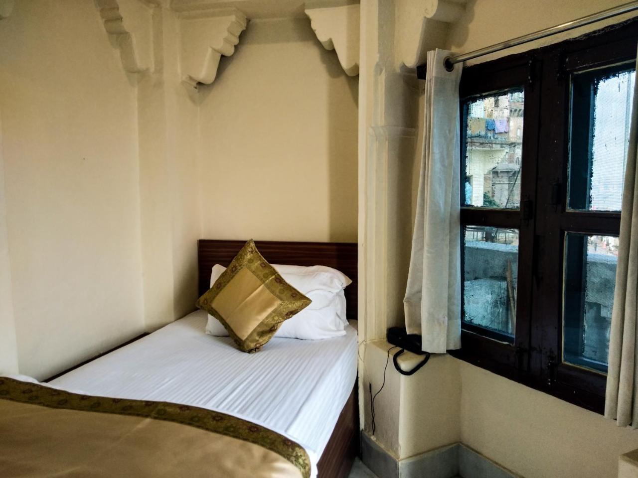 Dwivedi Palace On Steps Hotel